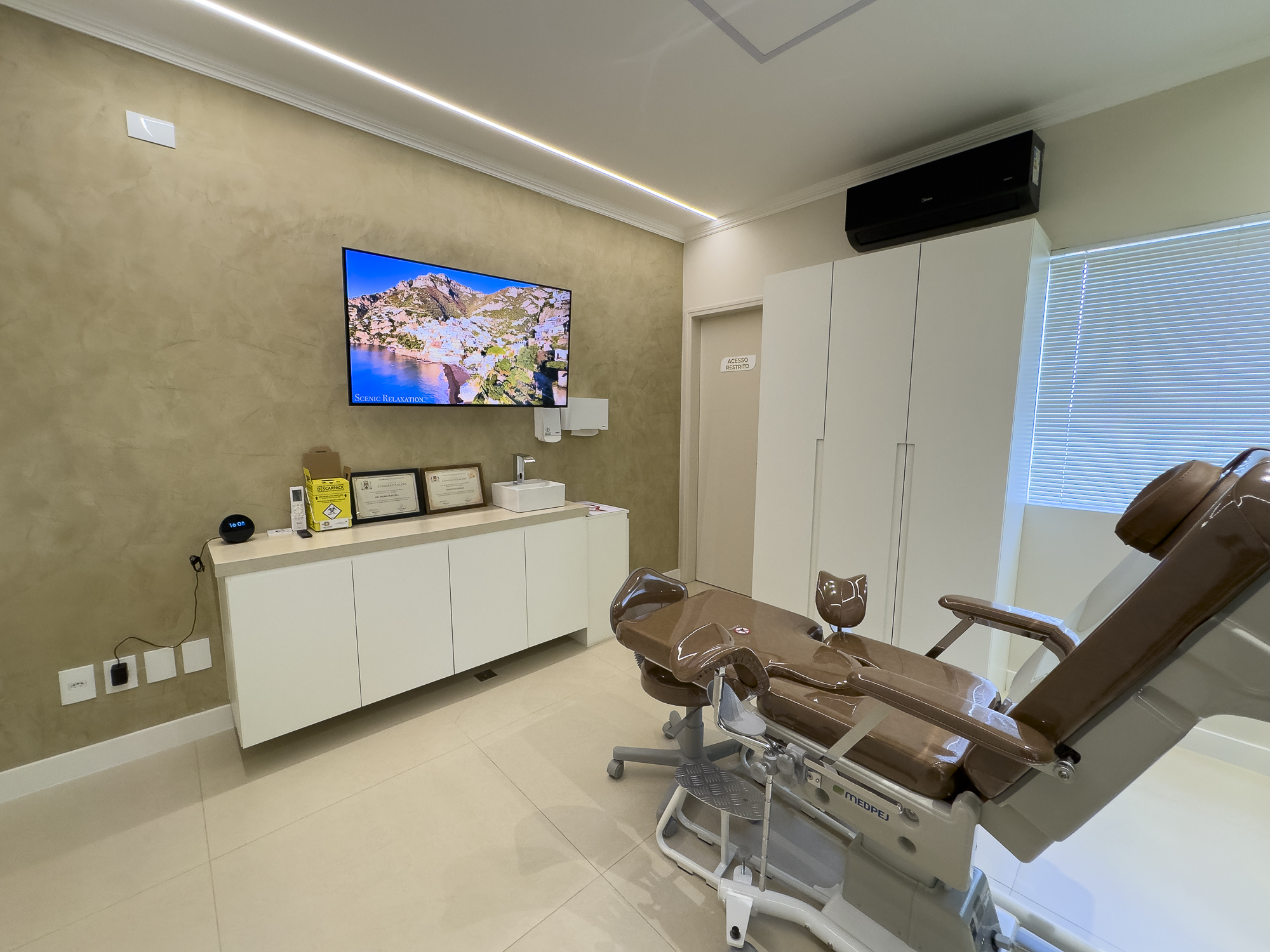 Sala de procedimentos com cadeira urológica